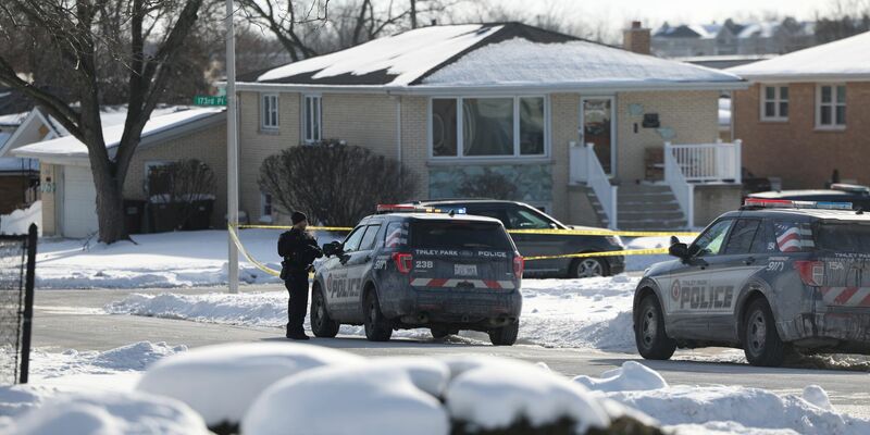 Einsatzkräfte der Polizei arbeiten an einem Tatort. Die Polizei im US-Bundesstaat Illinois fahndet nach einem Verdächtigen, der für den Tod von bis zu acht Menschen verantwortlich sein könnte. - Foto: Eileen T. Meslar/Chicago Tribune/AP/dpa