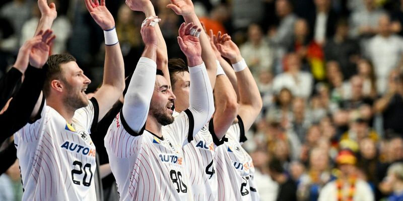 Die deutschen Handballer wollen das Halbfinale erreichen. - Foto: Federico Gambarini/dpa