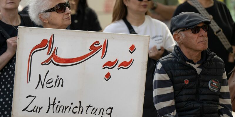 Gegen die jüngsten Hinrichtungen im Iran protestieren Exil-Iraner in Frankfurt (Archivbild). - Foto: Boris Roessler/dpa