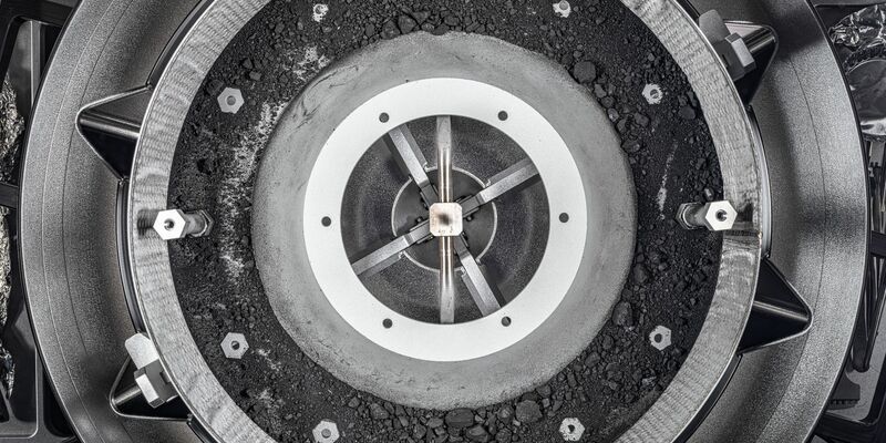 Ein Behälter mit einer Geröllprobe von dem Asteroiden Bennu. Die Nasa hat wochenlang versucht den Behälter zu öffnen. - Foto: Erika Blumenfeld & Joseph Aebers/NASA Johnson Space Center, ARES/dpa