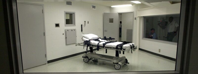 Blick in Alabamas Kammer für Hinrichtungen mit tödlicher Injektion in der Holman Correctional Facility (Justizvollzugsanstalt). Nun ist in Alabama eine Hinrichtung mittels sogenannter Stickstoffhypoxie vollzogen worden (Archivbild). - Foto: Dave Martin/AP/dpa