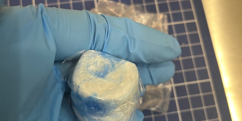 HZA-F: Zoll am Frankfurter Flughafen beschlagnahmt 3,2 Kilogramm Kokain - es war in Verpackungen von Süßigkeiten eingearbeitet - Foto: presseportal.de