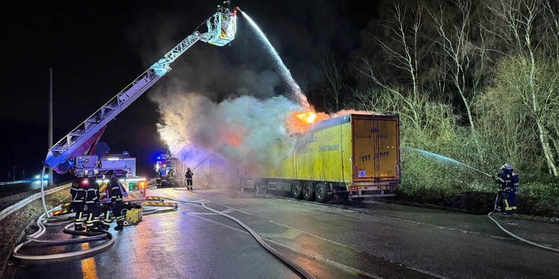 FW-DO: LKW mit Elektroschrott brennt in Eichlinghofen - Foto: presseportal.de