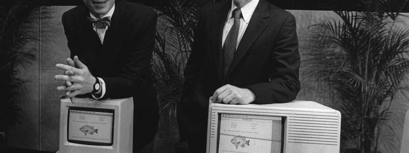 Apple-Mitbegründer Steve Jobs (l) und der damalige Präsident von Apple John Sculley stellen am 24. Januar 1984 vor einer Aktionärsversammlung im kalifornischen Cupertino ihre ersten Macintosh-Computer vor. - Foto: UPI/dpa