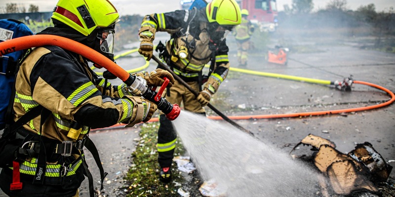 Berlins Innenverwaltung will schnelle Prüfung: War die La-Ola-Welle eines Feuerwehrmanns für die Bauernproteste eine Straftat? - Foto: presseportal.de