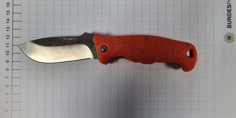 BPOL NRW: 30-Jähriger entwendet Kinderspielzeug - Bundespolizei stellt Einhandmesser sicher - Foto: presseportal.de