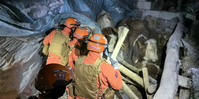 Rettungskräfte in der Gemeinde Yamansu im Einsatz. - Foto: Wang Xudong/XinHua/dpa