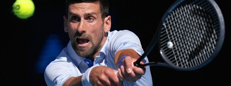 Titelverteidiger Novak Djokovic ist bei den Australian Open weiter nicht in Topform. - Foto: Andy Wong/AP/dpa