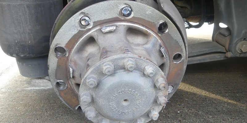 POL-CUX: Technischer Defekt - Sattelzug verliert aufgrund gebrochener Radbolzen zwei Reifen auf der BAB (Lichtbild in der Anlage) - Foto: presseportal.de