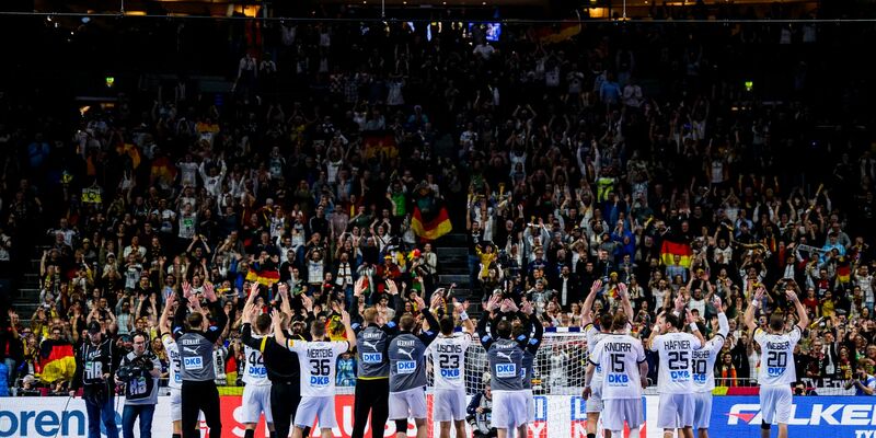 Beim Sieg der deutschen Handballer gegen Ungarn wurden die Zuschauer zum achten Mann. - Foto: Tom Weller/dpa