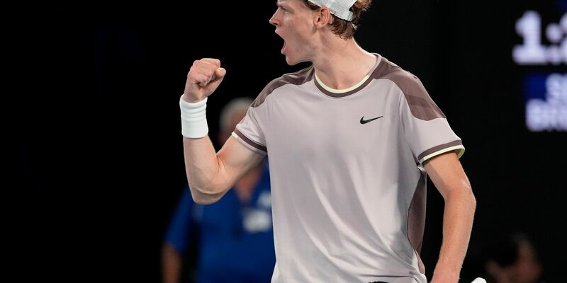 Der Italiener Jannik Sinner jubelt nach seinem Sieg. - Foto: Alessandra Tarantino/AP/dpa