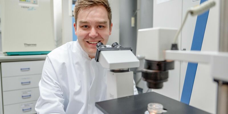 Der Paul Ehrlich-und-Ludwig Darmstaedter-Nachwuchspreis geht an den Chemiker Johannes Karges. - Foto: Katja Marquard/Ruhr-Universität Bochum/dpa