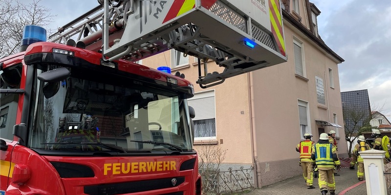 FF Bad Salzuflen: Zwei Menschen bei Küchenbrand zum Teil schwer verletzt / Feuer in der Baumstraße ist schnell unter Kontrolle. Einige Rettungskräfte müssen danach direkt in den Folgeeinsatz - Foto: presseportal.de