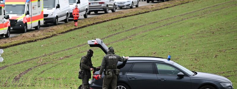 Auch eine Drohne war bei dem Polizeieinsatz dabei. - Foto: Bernd Weißbrod/dpa