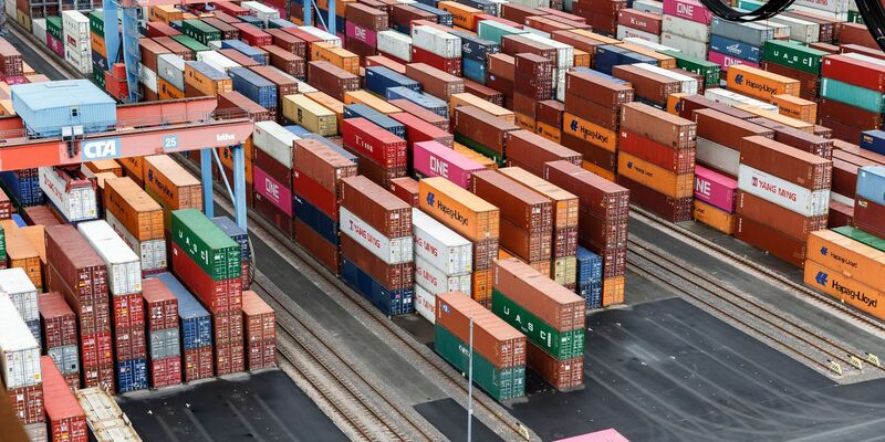 Container im Containerterminal Altenwerder in Hamburg. - Foto: Markus Scholz/dpa