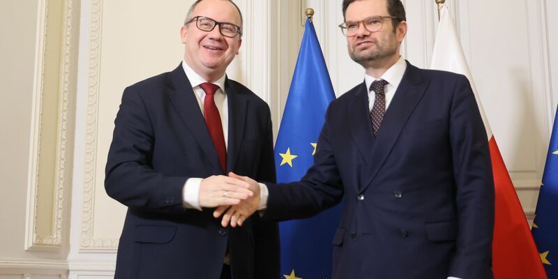 Polens Justizminister Adam Bodnar (l.) begrüßt Bundesjustizminister Marco Buschmann in Warschau. - Foto: Szymon Pulcyn/PAP/dpa