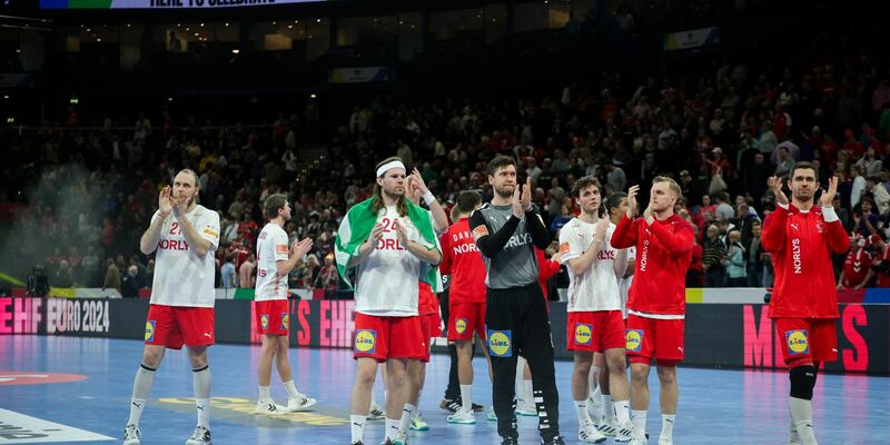 Dänemarks Mikkel Hansen (3.v.l), Torhüter Niklas Landin (M) und weitere Spieler verabschieden sich nach dem Spiel von den Zuschauern. - Foto: Christian Charisius/dpa