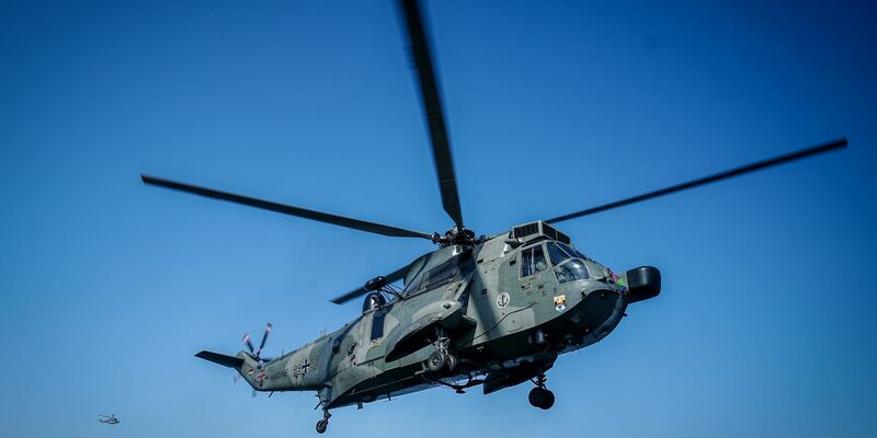 Ein Sea King Mk41-Helikopter bei der Landung. - Foto: Kay Nietfeld/dpa