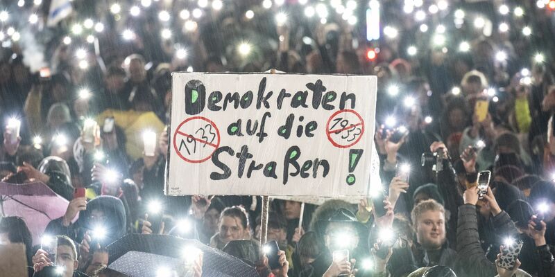 Rund 17.000 Menschen demonstrierten nach Angaben der Polizei allein in Darmstadt. - Foto: Boris Roessler/dpa