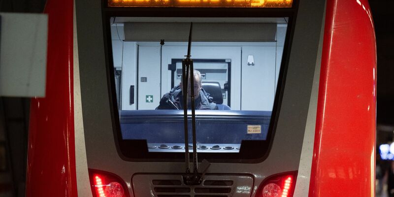 Leere Gleise: Fahrgäste müssen sich in den nächsten Tagen mit erheblichen Einschränkungen im Fern- und Regionalverkehr arrangieren. - Foto: Boris Roessler/dpa