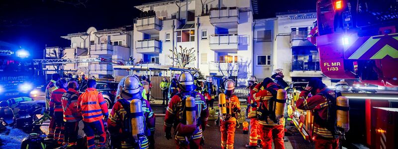 Bei einem Feuer in einem Mehrfamilienhaus in Baden-Württemberg sind nach ersten Erkenntnissen drei Menschen ums Leben gekommen. - Foto: Karsten Schmalz/KS-Images.de/dpa