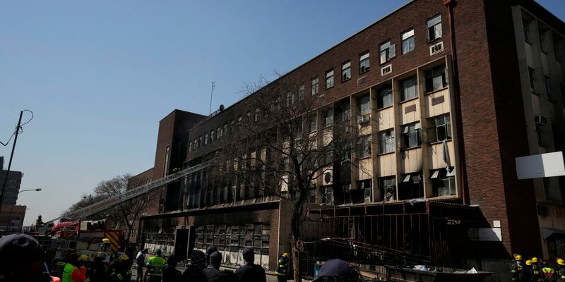 In diesem Gebäude in Johannesburg starben bei einem Großbrand vor rund fünf Monaten 76 Menschen. - Foto: Themba Hadebe/AP/dpa