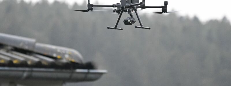 Auch eine Polizei-Drohne kam zum Einsatz. - Foto: Bernd Weißbrod/dpa