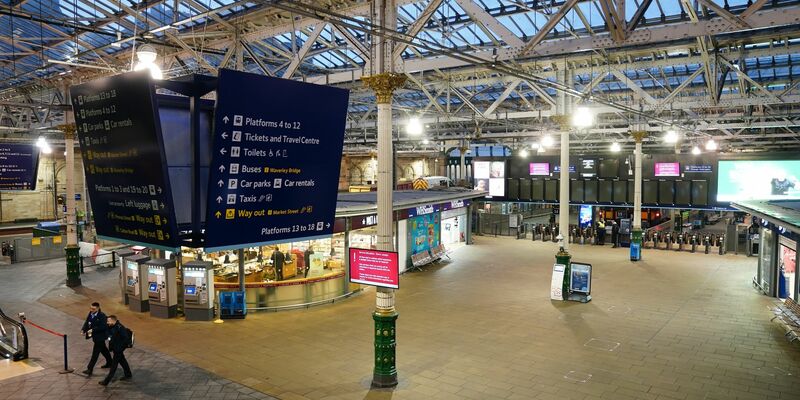 Eine leere Bahnhofshalle im Bahnhof Edinburgh Waverley. Sturm «Jocelyn» hat in Großbritannien für neue Verkehrsbehinderungen gesorgt und weitere Schäden verursacht. - Foto: Jane Barlow/PA Wire/dpa