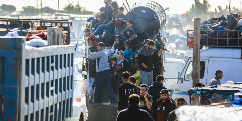 Schon seite mehreren Tagen fliehen palästinensische Familien fliehen vor den Kämpfen in Chan Junis in Richtung Rafah. - Foto: Mohammed Talatene/dpa