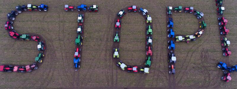 Traktoren bilden bei einer Protestaktion von französsichen Landwirten das Wort «STOP». - Foto: Guillaume Souvant/AFP/dpa