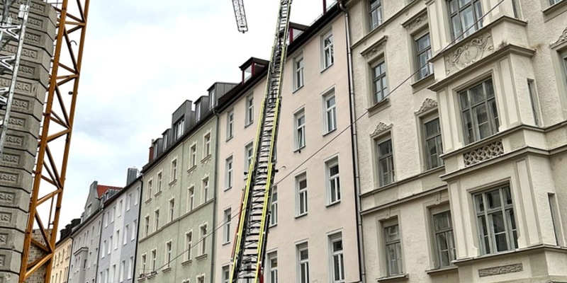 FW-M: Baukran beschädigt Wohngebäude (Isarvorstadt) - Foto: presseportal.de