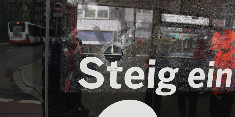 POL-GE: Gefährlicher Eingriff in den Straßenverkehr mit Billardkugel - Foto: presseportal.de