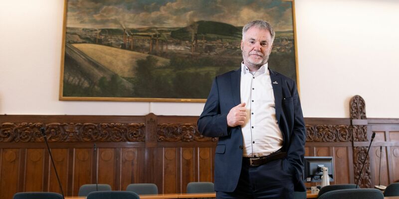 «Ob es nun allen passt oder nicht: Die AfD-Fraktion sitzt demokratisch gewählt im Stadtrat». Freitals Oberbürgermeister Uwe Rumberg versteht die Aufregung nicht. - Foto: Sebastian Kahnert/dpa-Zentralbild/dpa