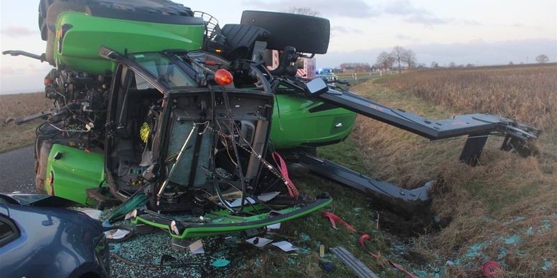 POL-DN: Traktor umgekippt: Ein Leichtverletzter und über 150.000 Euro Sachschaden - Foto: presseportal.de