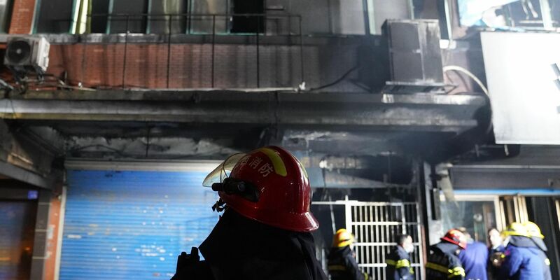 Feuerwehrleute im Einsatz. - Foto: Zhou Mi/XinHua/dpa