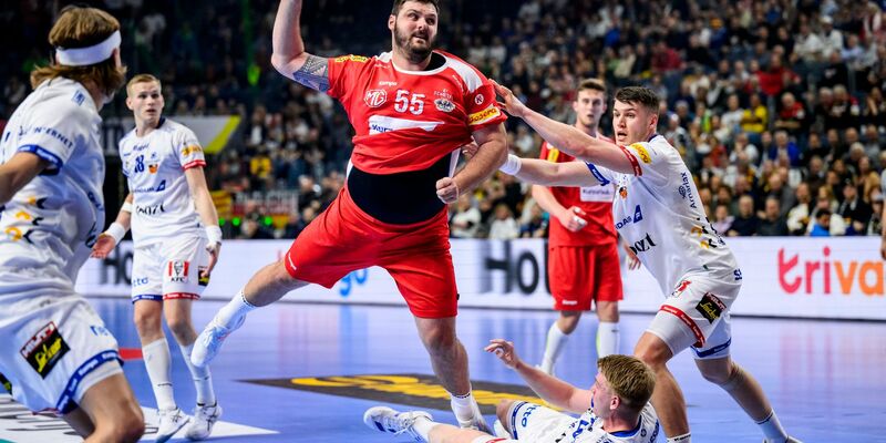 Die Österreicher um Tobias Wagner (M) mussten sich Island geschlagen geben. - Foto: Tom Weller/dpa