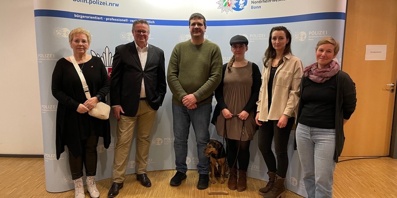 POL-BN: Danke sagen für Zivilcourage: Polizeipräsident Frank Hoever ehrte couragierte Bürgerinnen und Bürger - Foto: presseportal.de