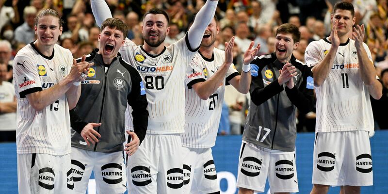Die DHB-Auswahl steht durch die Niederlagen Österreichs und Ungarns im Halbfinale. - Foto: Federico Gambarini/dpa