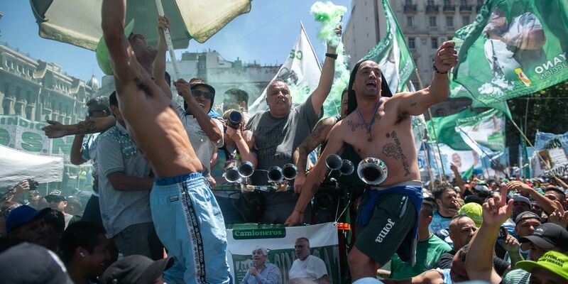 Gewerkschaftsmitglieder singen in Buenos Aires Parolen gegen die Reformvorhaben der ultraliberalen Regierung von Präsident Milei. - Foto: Cristina Sille/telam/dpa