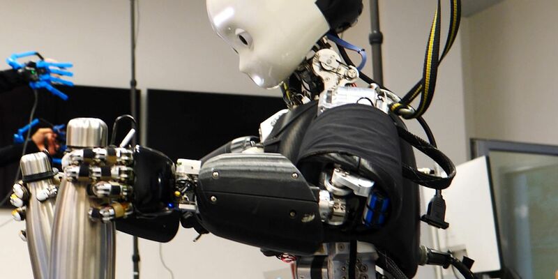 Beeindruckend: Der ferngesteuerte Roboter iCub3 kann weit mehr als - wie hier gezeigt - Gegenstände aufzuheben. - Foto: Stefano Dafarra/dpa