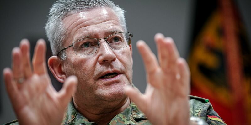 Wie wird im Verteidigungsfall vorgegangen? Um diese Frage zu klären, wird laut Generalleutnant André Bodemann ein neuer Operationsplan Deutschland (OPLAN) erstellt. - Foto: Kay Nietfeld/dpa