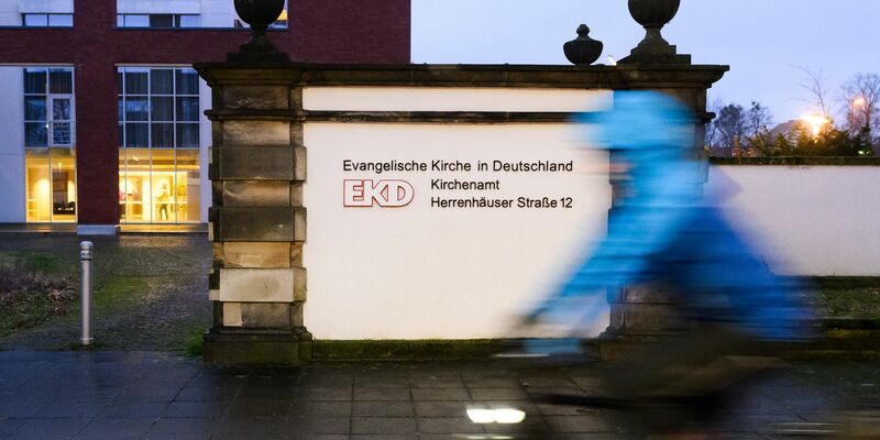 Die erste umfassende Studie zu sexualisierter Gewalt in der Evangelischen Kirche in Deutschland (EKD) und in der Diakonie wird nun in Hannover vorgestellt. - Foto: Julian Stratenschulte/dpa