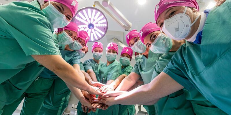 Prof. Dr. med Katja Schlosser (l.) mit Kolleginnen im OP-Saal. - Foto: Christian Lademann/dpa