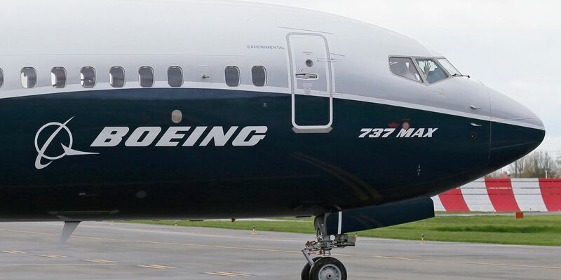 Nach dem Beinahe-Unglück bei einer Boeing 737-9 MAX tritt die Führungsriege des US-Flugzeugbauers zum Ende des Jahres ab. - Foto: Ted S. Warren/AP/dpa