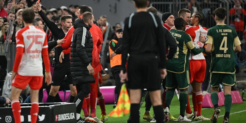 Union-Trainer Nenad Bjelica bekommt nach einer Tätlichkeit gegen Bayerns Leroy Sané die Rote Karte gezeigt. - Foto: Sven Hoppe/dpa