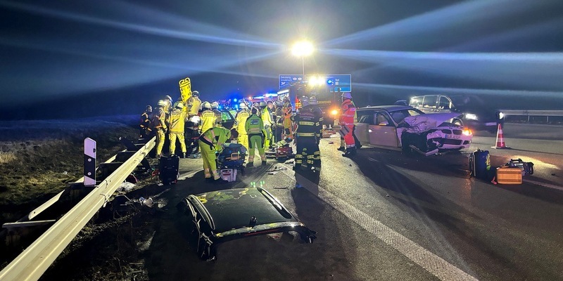 FW-M: Verkehrsunfall mit sieben Schwerverletzten auf der A99 - Foto: presseportal.de