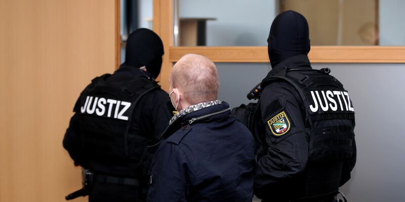 Der Angeklagte Stephan Balliet (Archivbild) muss sich wegen Geiselnahme und Verstoßes gegen das Waffengesetz erneut vor Gericht verantworten. - Foto: Ronny Hartmann/AFP/POOL/dpa