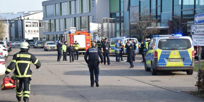 Einsatzkräfte von Polizei, Rettungsdienst und Feuerwehr sind an einer Schule im Einsatz. - Foto: René Priebe/dpa