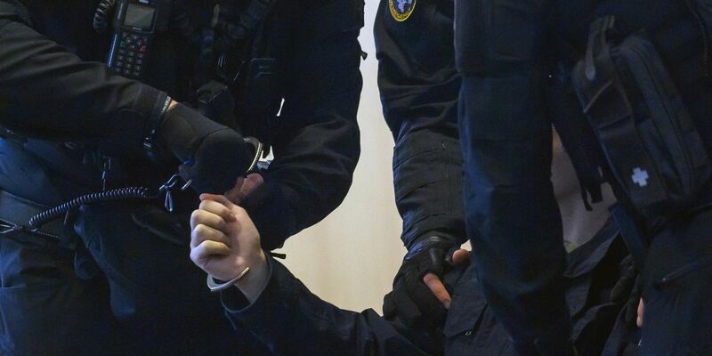 Justizbeamte nehmen dem Angeklagten Stephan Balliet im Gerichtssaal die Handschellen ab. - Foto: Klaus-Dietmar Gabbert/dpa