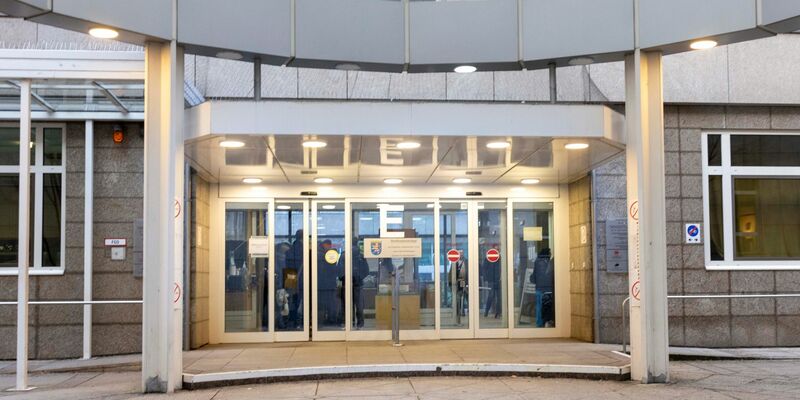 Vor dem Frankfurter Landgericht muss sich ein 17-Jähriger wegen Körperverletzung mit Todesfolge verantworten. - Foto: Helmut Fricke/dpa